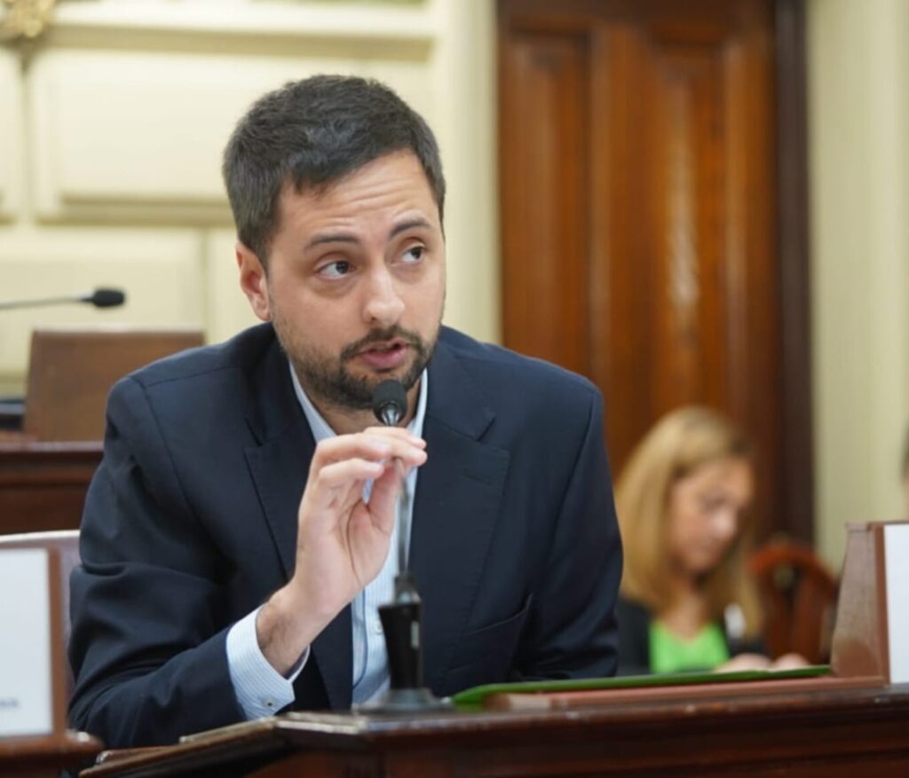 Peralta anunció su voto en contra de la Reforma Previsional